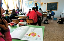 Η δασκάλα Ζωή Παπαδοπούλου διδάσκει τη Νέα Ελληνική γλώσσα σε παιδιά του Δημοτικού.