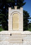 Μνημείο για τους άνδρες της Ιταλικής Μεραρχίας "Pinerolo" που προσχώρησε στις δυνάμεις του ΕΑΜ - ΕΛΑΣ το 1943